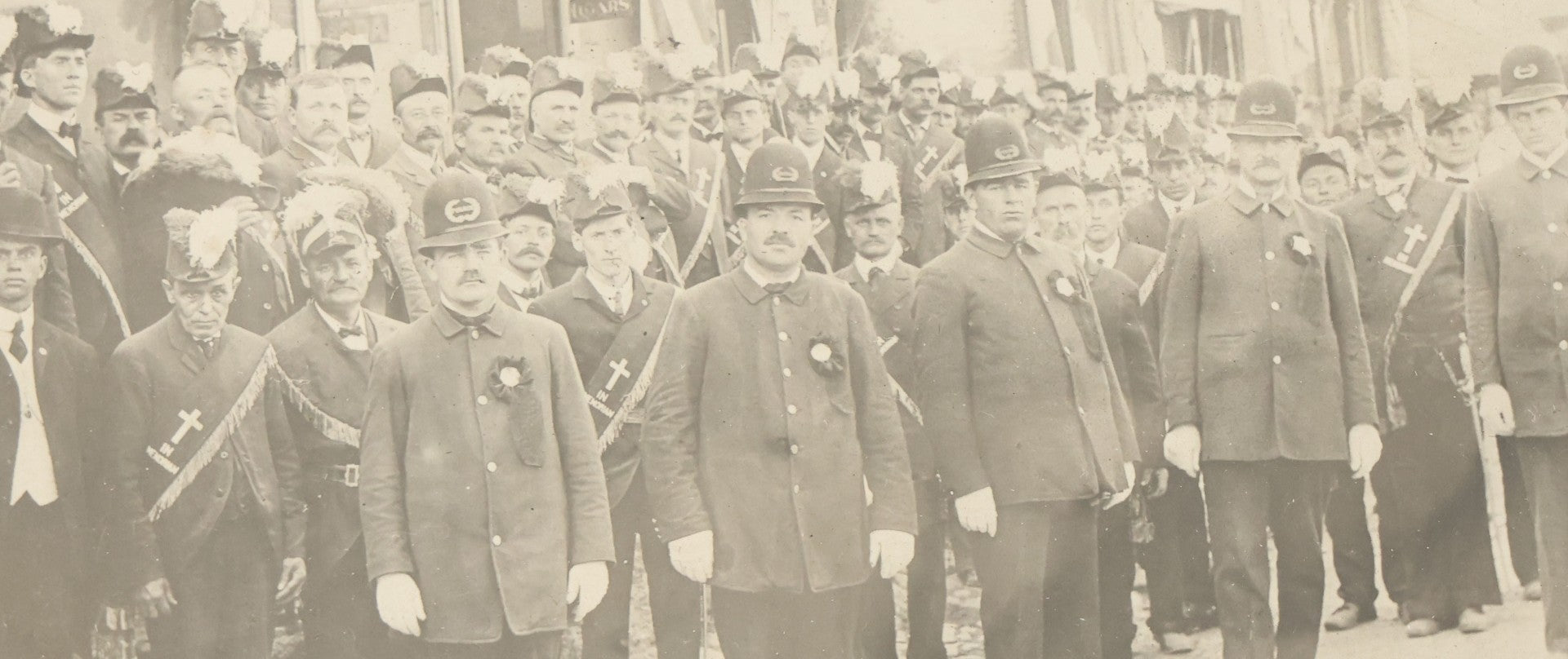 Lot 113 - Antique Photo Mounted On Cabinet Card (Not Original To Card) Of A Fraternal Memorial Parade, Possible Funeral, With Men In Hats, "In Memoriam" Sashes, Mark From Duclor Photographer, Manchester, New Hampshire