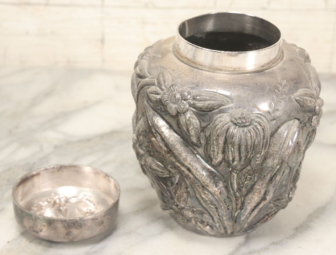 Lot 031 - Antique Wilcox Silverplate Co. Lidded Jar, Meriden Connecticut, Quadruple Plate, Floral Repoussé Design