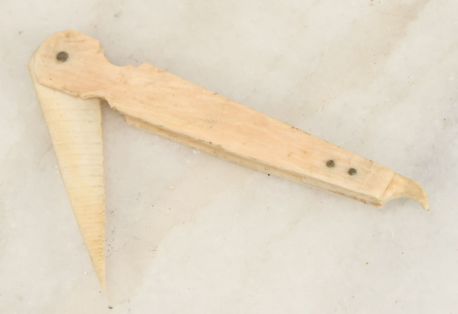 Lot 049 - Antique Carved Scrimshaw Bone Folding Knife, Primitive Handcrafted Design