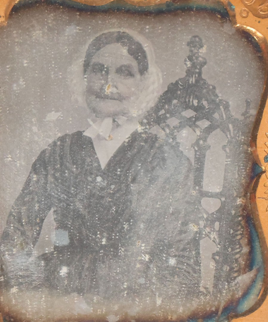 Lot 028 - Antique 1/6th Plate Daguerreotype Photograph Of Pamelia Holeshkiss Dickerman, Born 1785, Died 1866, In Full Split Leatherette Union Case, Wife Of Leverett