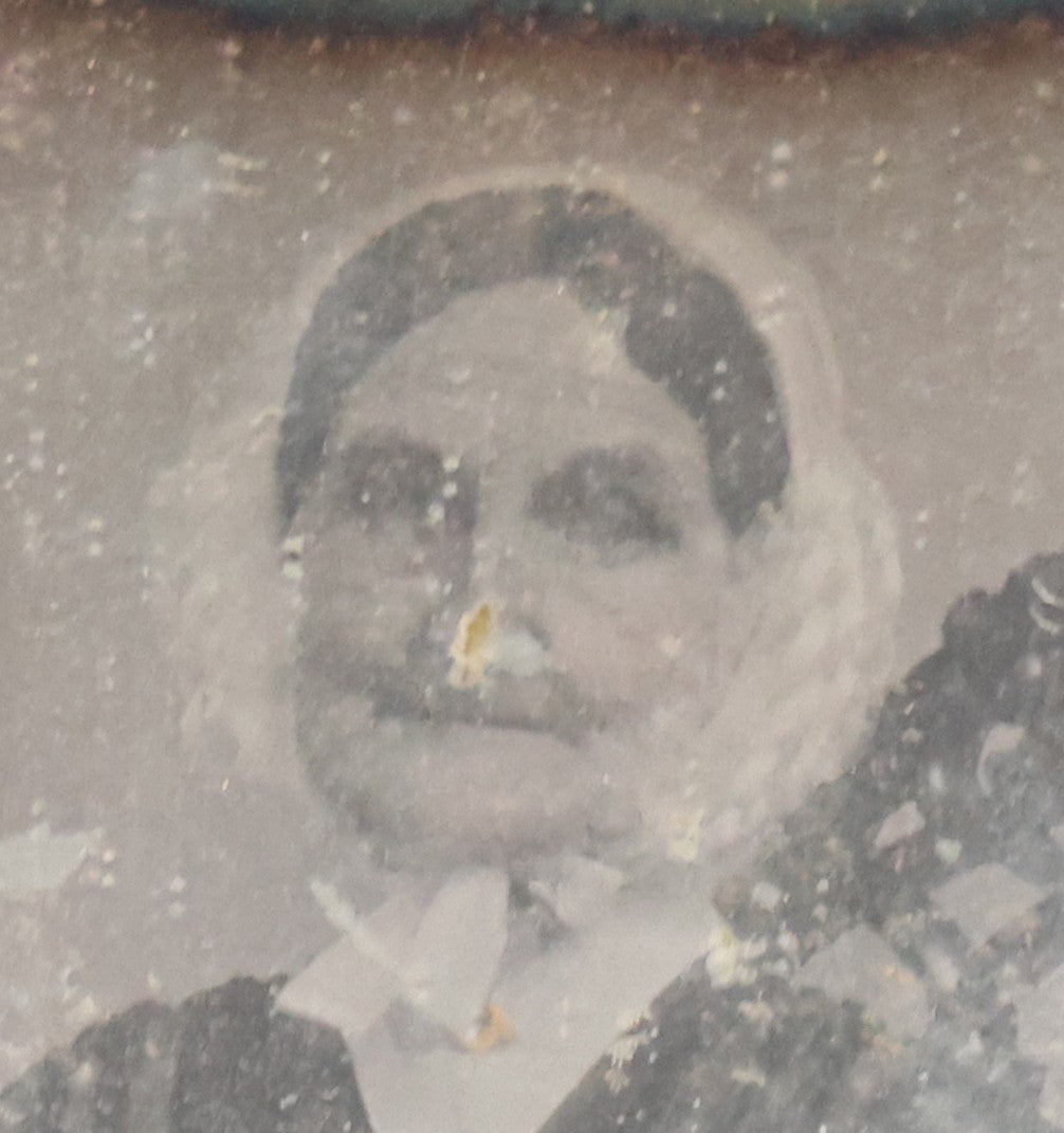 Lot 028 - Antique 1/6th Plate Daguerreotype Photograph Of Pamelia Holeshkiss Dickerman, Born 1785, Died 1866, In Full Split Leatherette Union Case, Wife Of Leverett