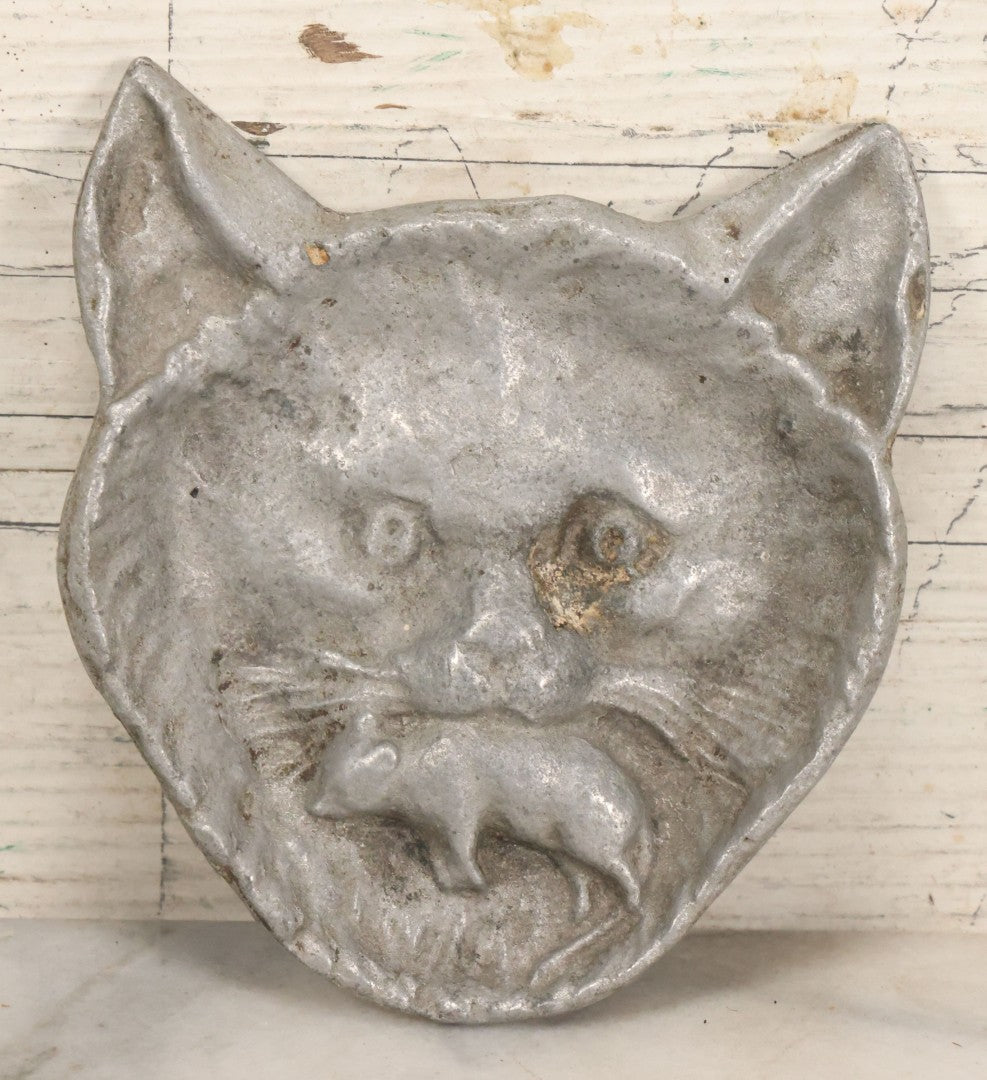 Lot 052 - Vintage Cast Aluminum Cat With Dead Mouse In It's Mouth Trinket Dish, Change Dish, Catch All, Unmarked