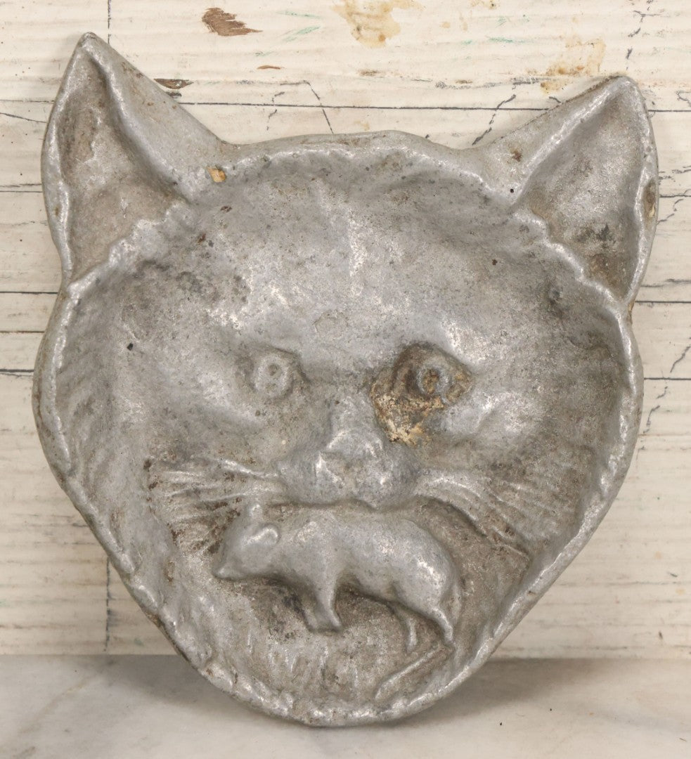 Lot 052 - Vintage Cast Aluminum Cat With Dead Mouse In It's Mouth Trinket Dish, Change Dish, Catch All, Unmarked