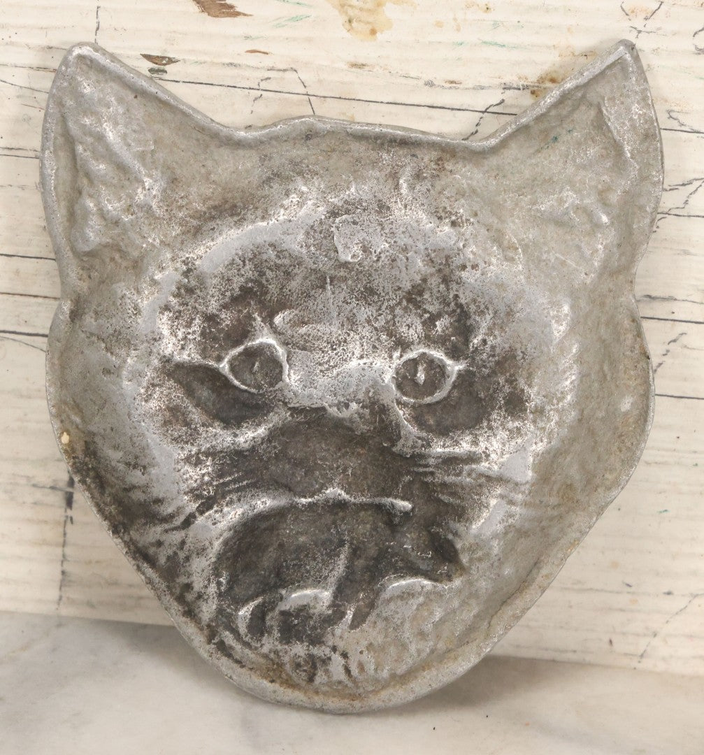 Lot 052 - Vintage Cast Aluminum Cat With Dead Mouse In It's Mouth Trinket Dish, Change Dish, Catch All, Unmarked