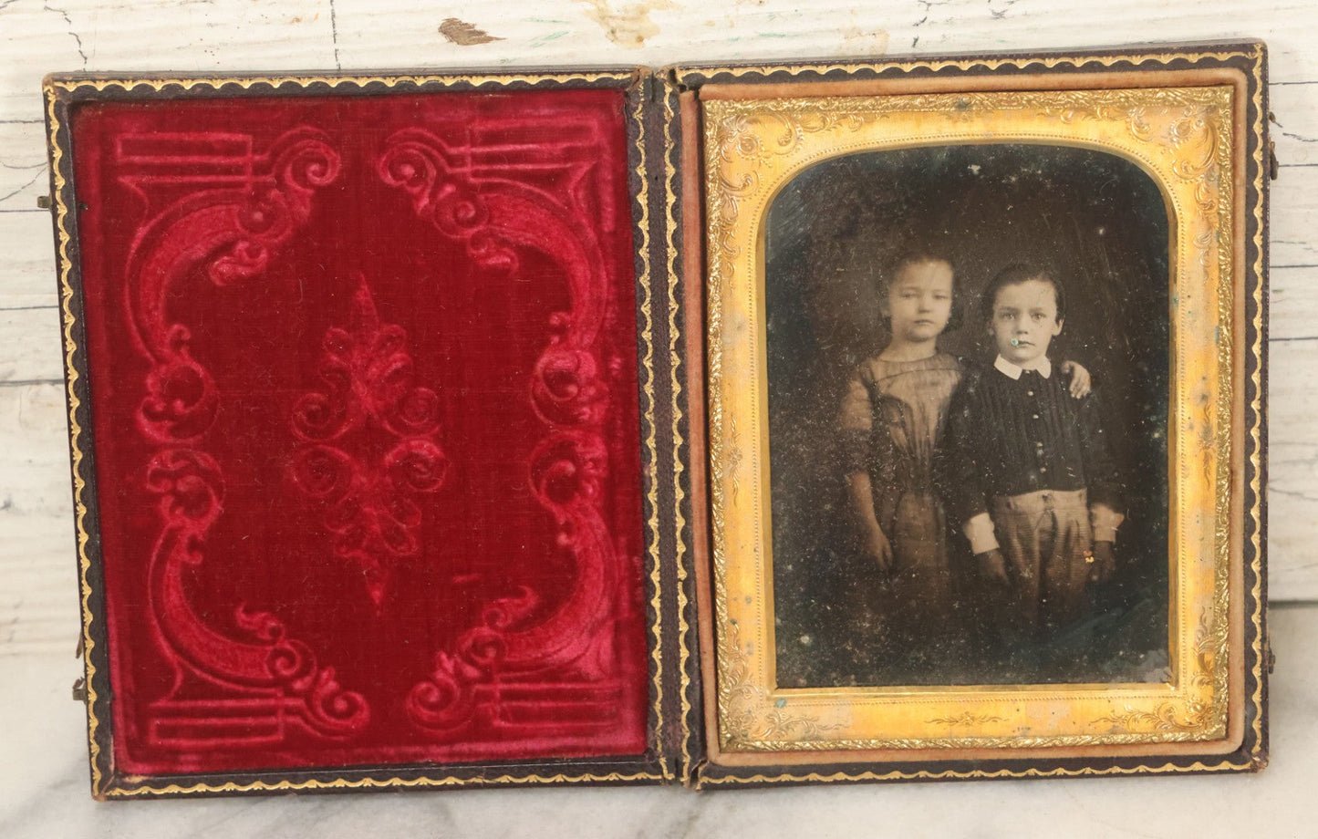 Lot 024 - Antique 1/4 Plate Daguerreotype Of Two Sibling Children, Brother And Sister, In Full Intact Leatherette Union Case
