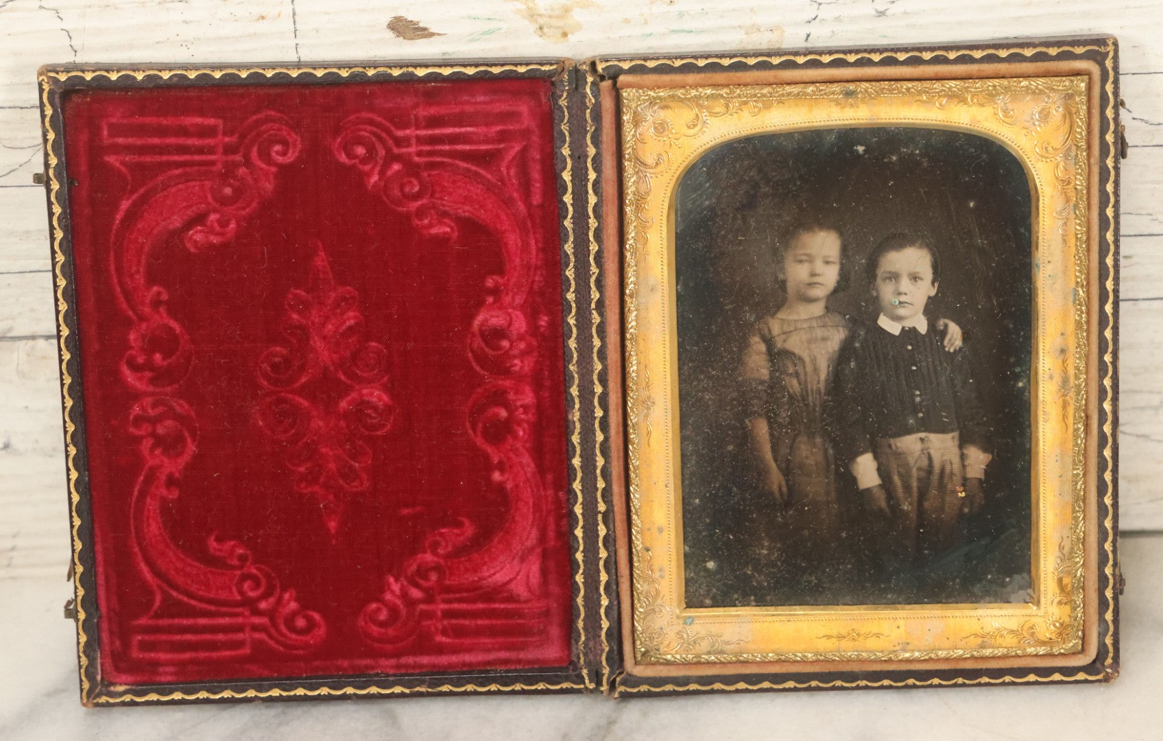 Lot 024 - Antique 1/4 Plate Daguerreotype Of Two Sibling Children, Brother And Sister, In Full Intact Leatherette Union Case