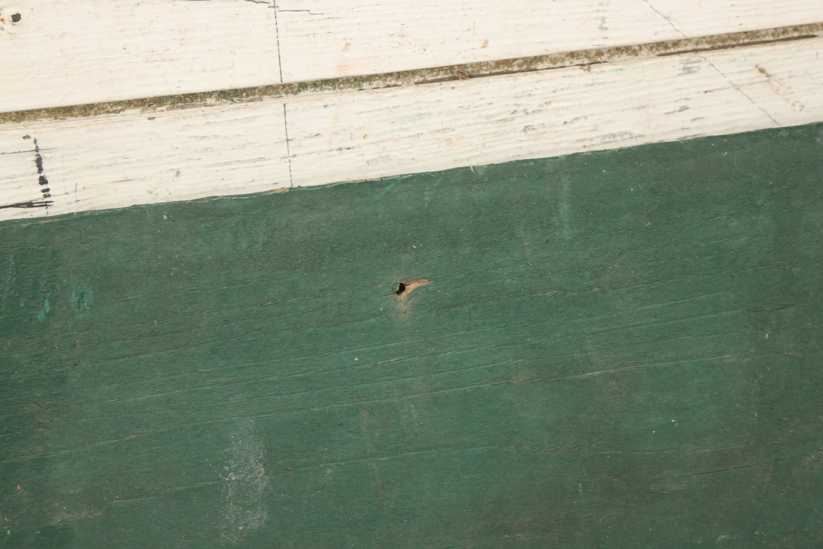 Lot 035 - Vintage Hand Painted Wood Cut Camp Sign, "Tent Camping", In Green And Yellow Paint, Folk Art, Sawtooth Edge, Note Wood Beginning To Split, 24" x 8"