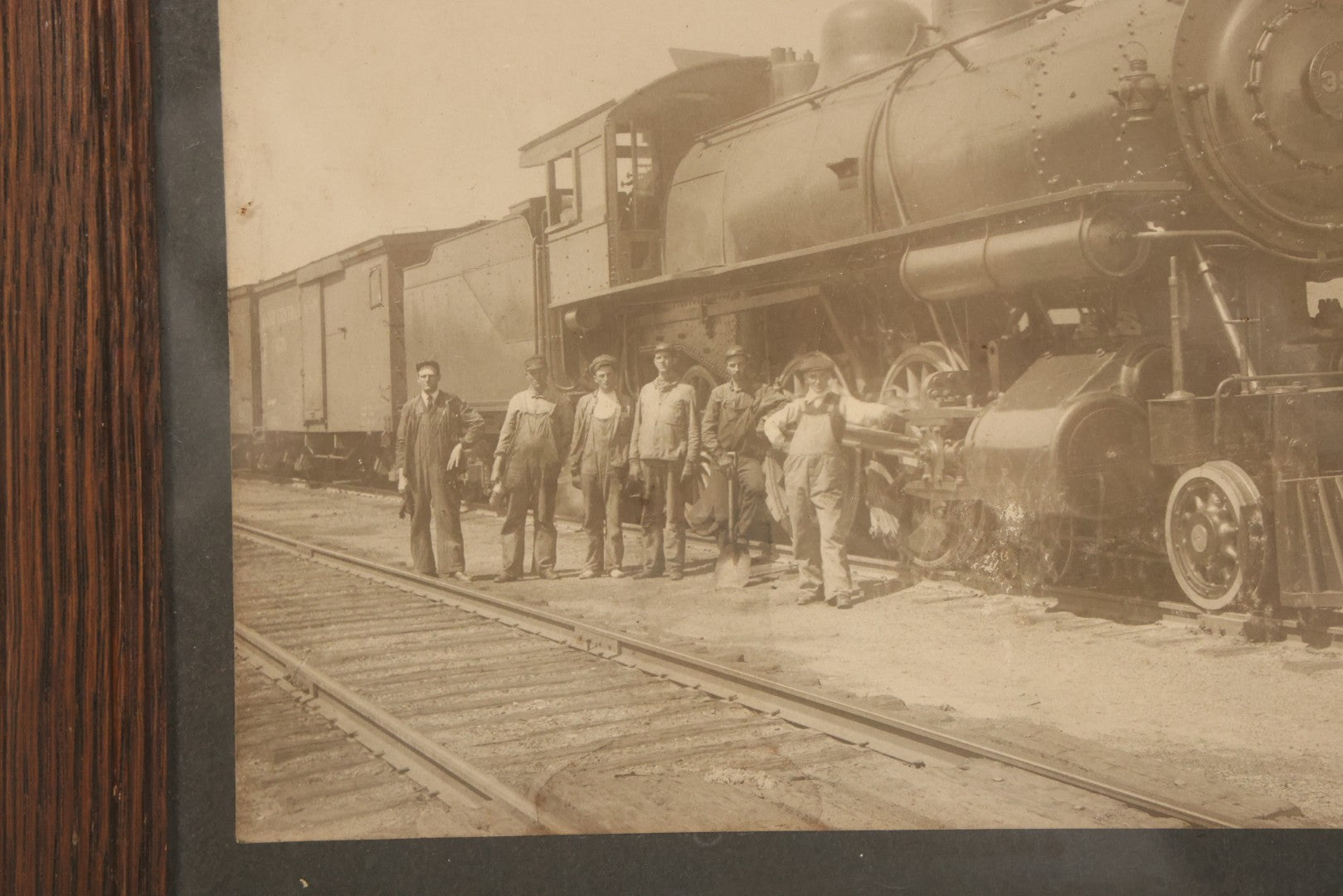 Lot 038 - Antique Boarded Occupational Photograph Of Locomotive 351 By American Locomotive Company, Maine Central Railroad, With Railroad Workers In Photo, Circa 1909 Partial Id On Verso, In Frame, Note Wear, 12-3/8" x 10-3/8"