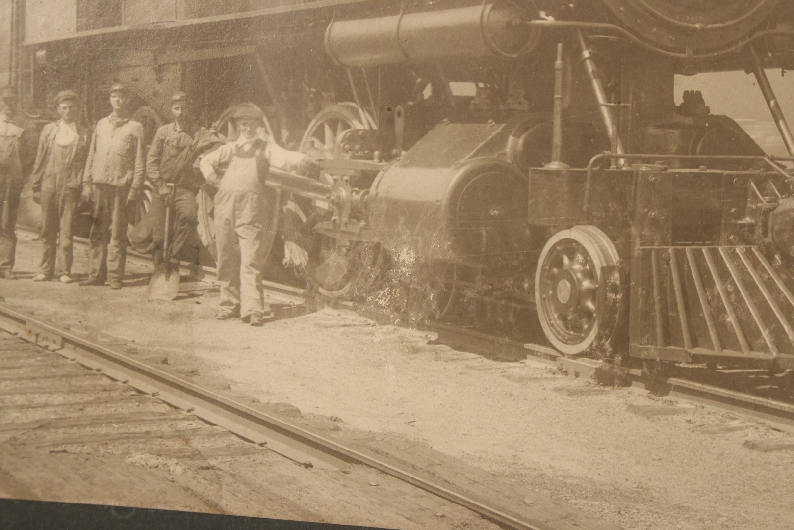 Lot 038 - Antique Boarded Occupational Photograph Of Locomotive 351 By American Locomotive Company, Maine Central Railroad, With Railroad Workers In Photo, Circa 1909 Partial Id On Verso, In Frame, Note Wear, 12-3/8" x 10-3/8"