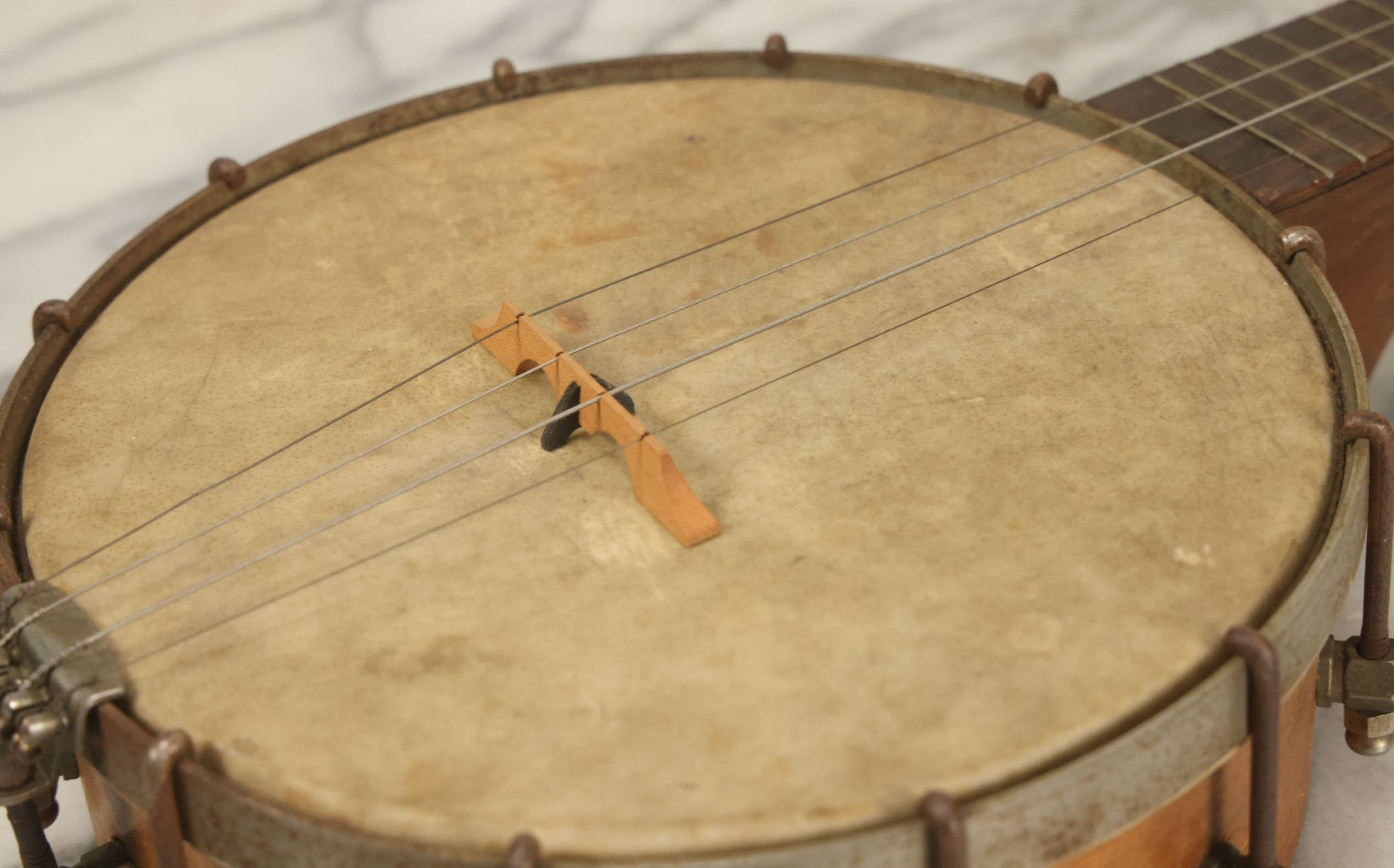 Lot 067 - Vintage 4 String Ukulele Banjo Banjolele, All Strings Present But Likely Needs Restrung, Tuning, Refurbishment, Not Tested, 21" Long