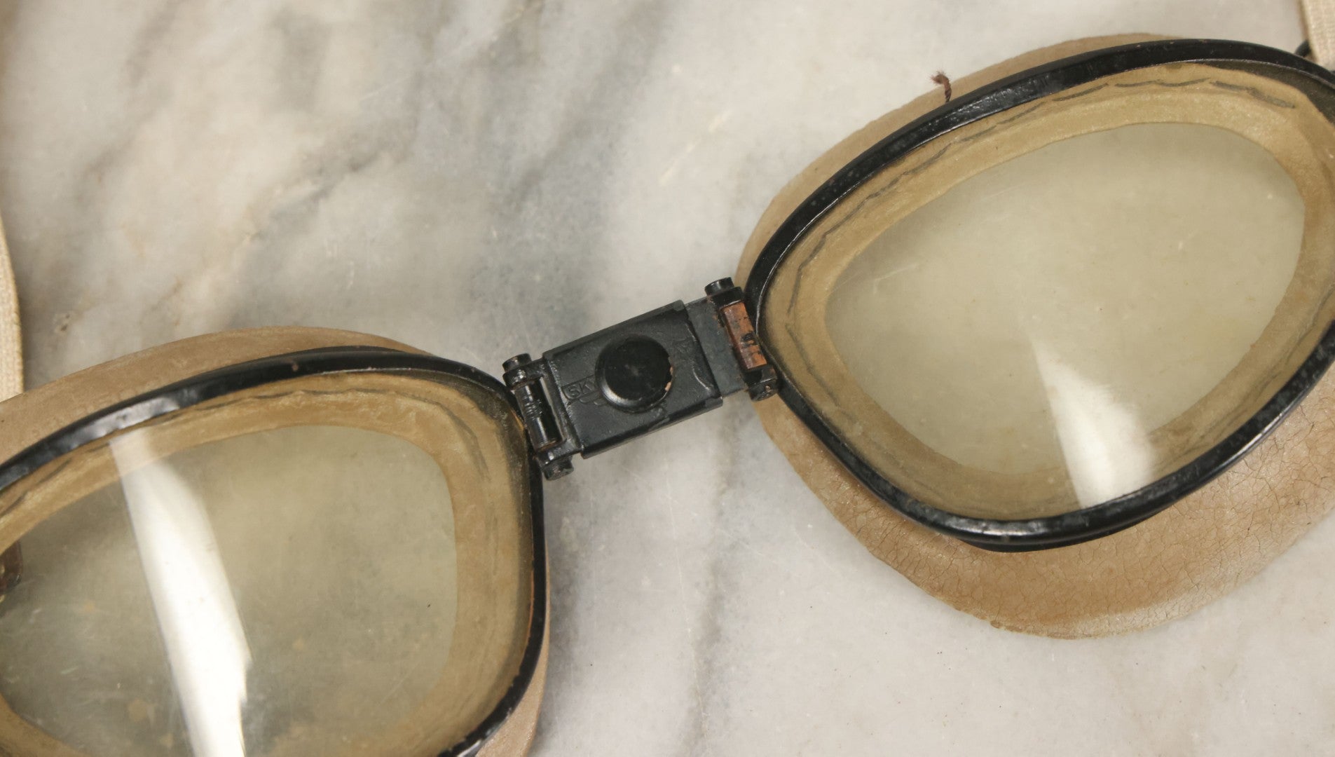 Lot 073 - Pair Of Vintage Skyway Clear Flight Goggles With Eye Cups And Elastic Headband