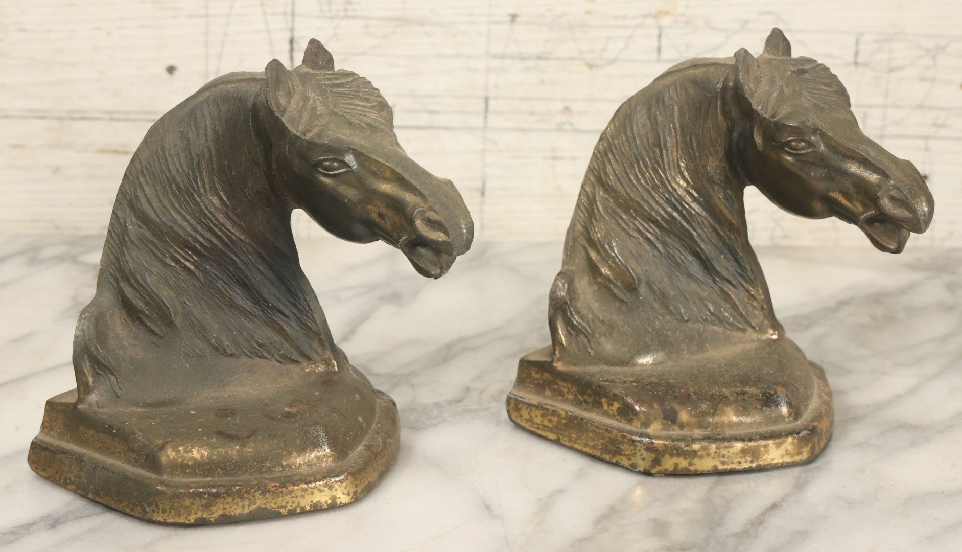 Lot 077 - Pair Of Vintage Pot Metal Horse Head Bookends With Remnants Of Gold Finish And Felt Bottoms