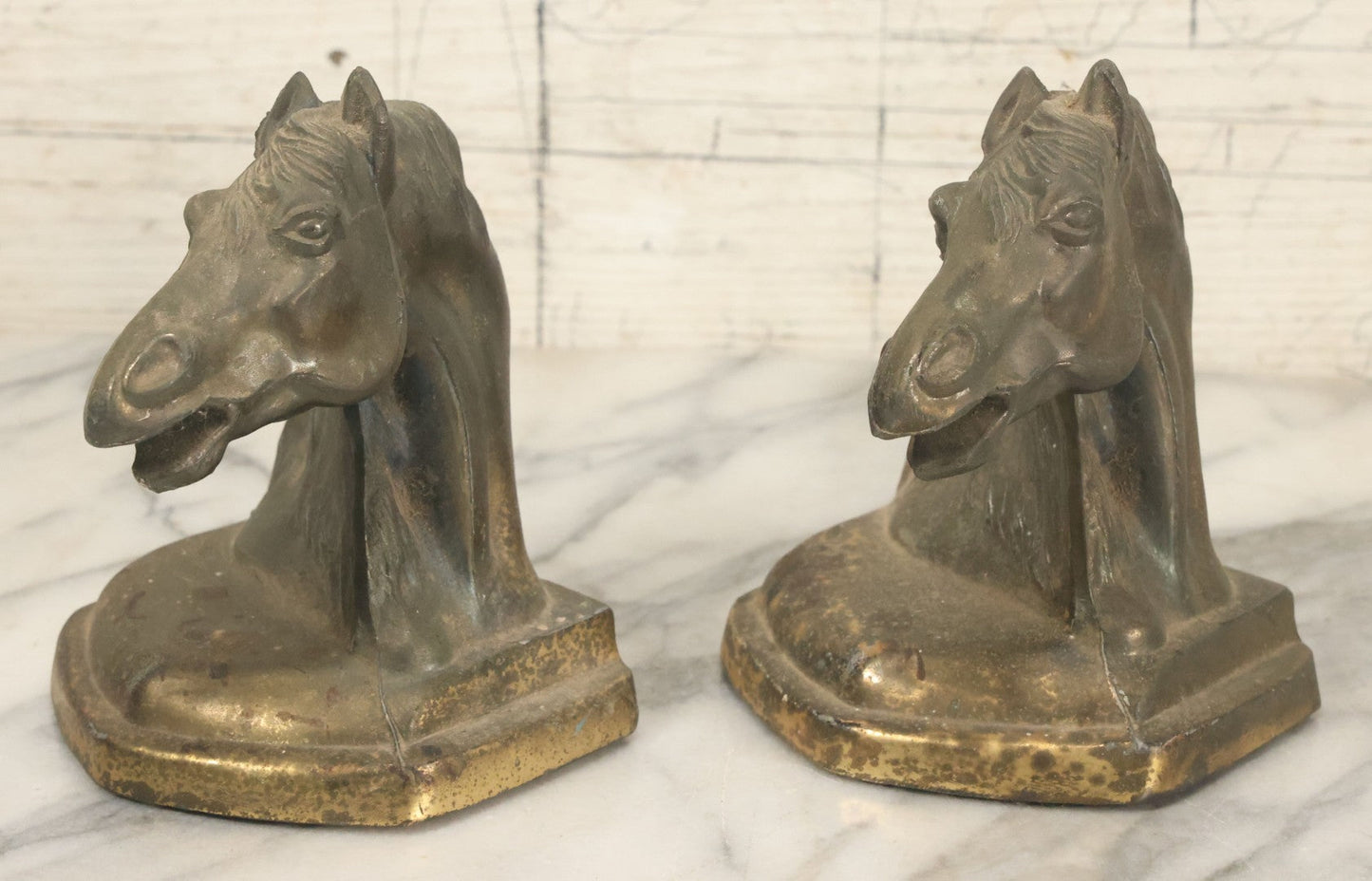 Lot 077 - Pair Of Vintage Pot Metal Horse Head Bookends With Remnants Of Gold Finish And Felt Bottoms