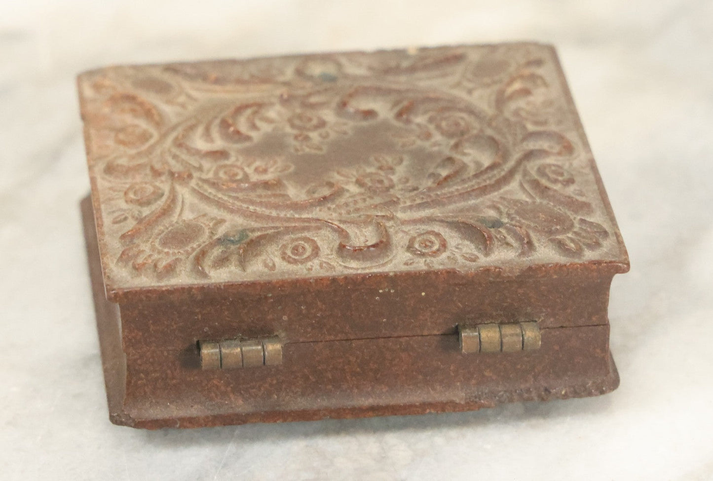 Lot 105 - Antique 1/16th Plate Tintype Photograph Of Young Woman With Short Hair And White Collar, In Thermoplastic Union Case, By S. Peck & Co. Manufacturers, Note No Interior Case Pillow