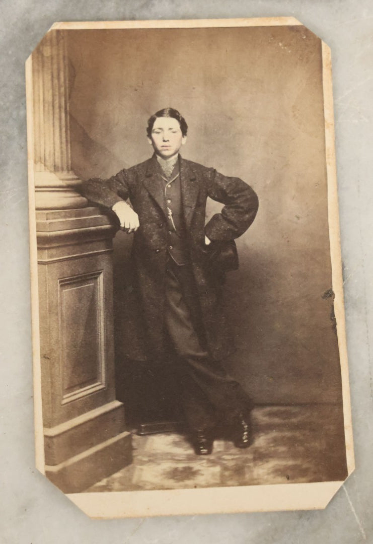 Lot 120 - Grouping Of 17 Antique Carte De Visite C.D.V. Photographs Of Men, Women And Children, Including Mother With Tiny Baby And Boy With Pink Tinted Bowtie