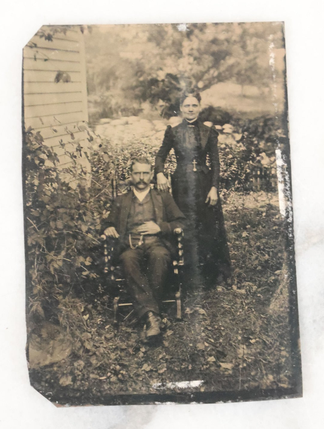 Lot 054 - Grouping Of 6 Antique Tintype Photographs Taken Outdoors, Of Men Women And Children