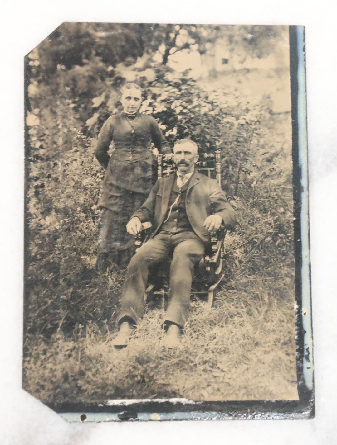 Lot 054 - Grouping Of 6 Antique Tintype Photographs Taken Outdoors, Of Men Women And Children