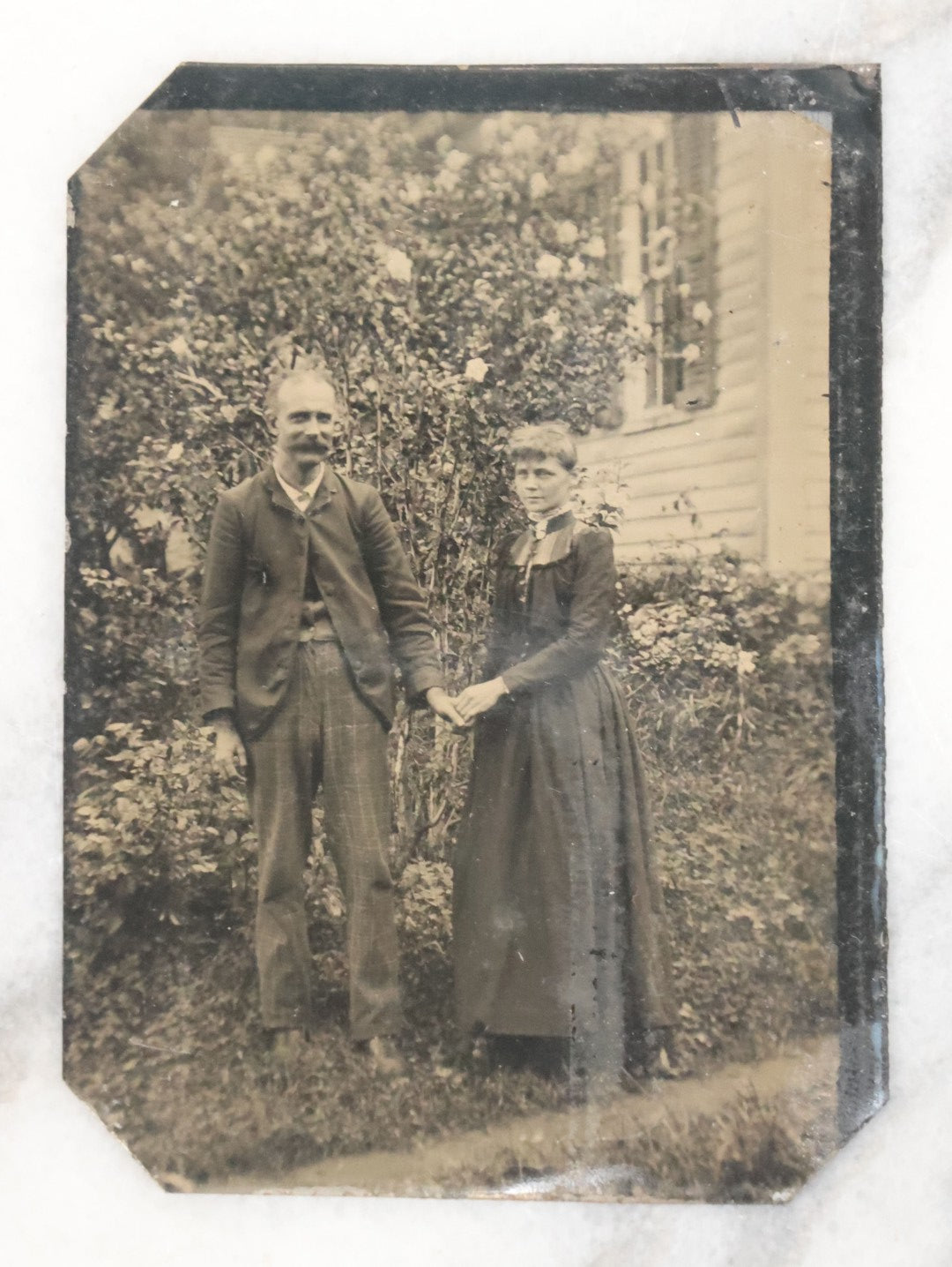 Lot 054 - Grouping Of 6 Antique Tintype Photographs Taken Outdoors, Of Men Women And Children