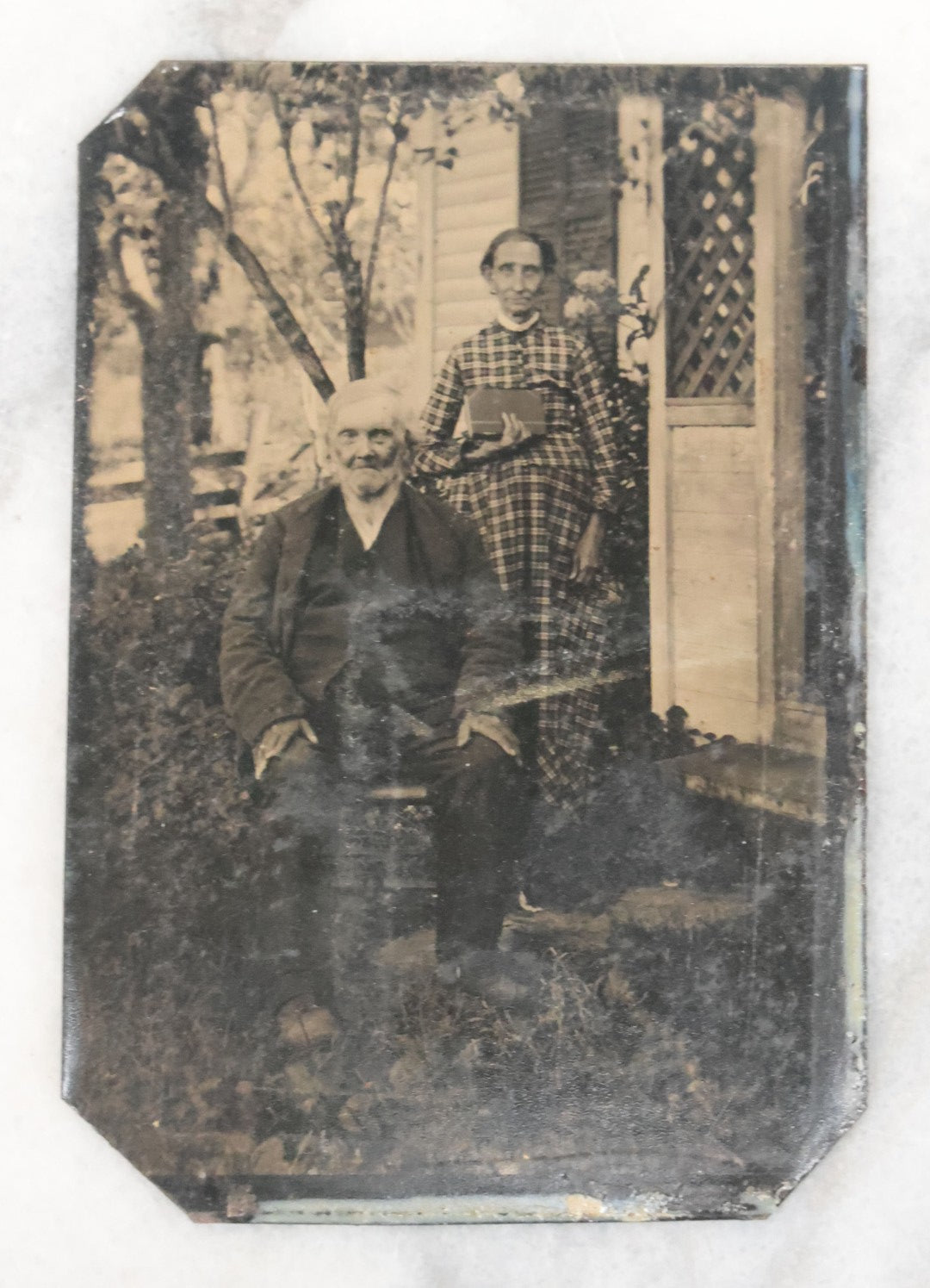 Lot 054 - Grouping Of 6 Antique Tintype Photographs Taken Outdoors, Of Men Women And Children