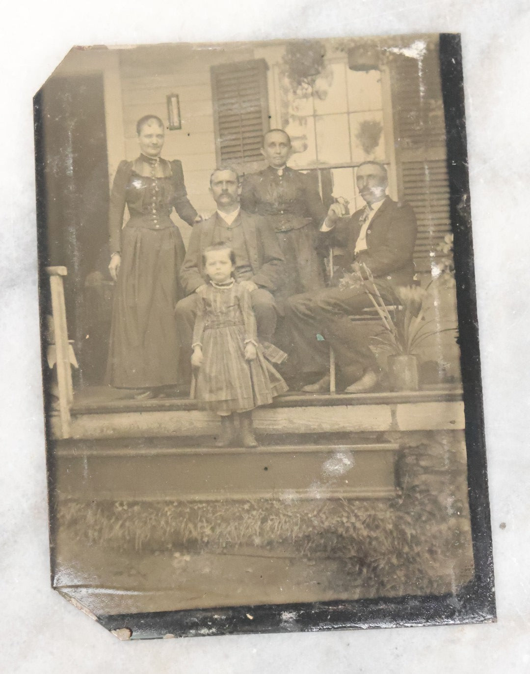 Lot 054 - Grouping Of 6 Antique Tintype Photographs Taken Outdoors, Of Men Women And Children