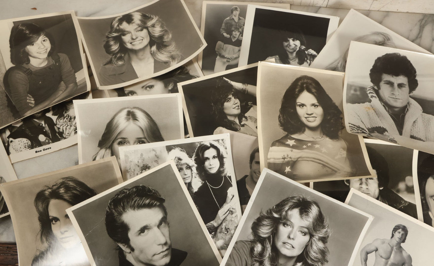 Lot 108 - Grouping Of 21 Vintage Promotional Press Photos Of Various Celebrities, Actors, Wrestlers, Etc., Including Farrah Fawcett, Bee Gees, Henry Winkler, Etc., Circa 1970s