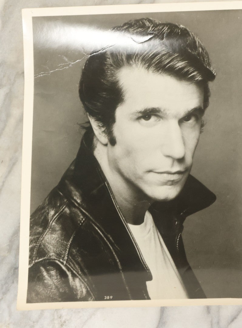 Lot 108 - Grouping Of 21 Vintage Promotional Press Photos Of Various Celebrities, Actors, Wrestlers, Etc., Including Farrah Fawcett, Bee Gees, Henry Winkler, Etc., Circa 1970s