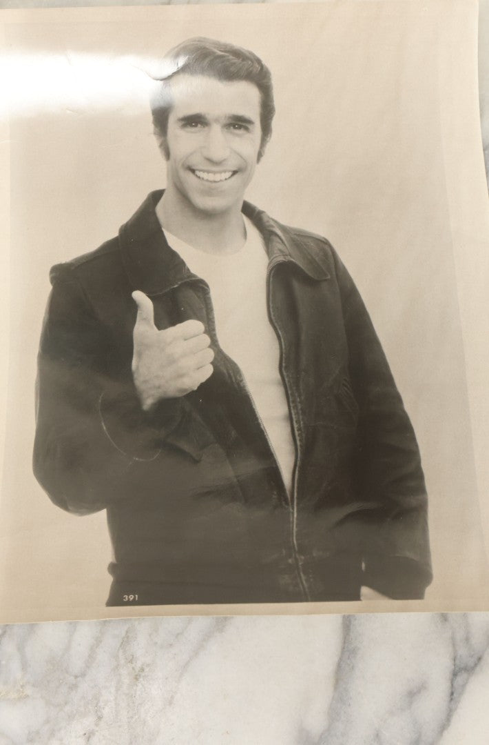 Lot 108 - Grouping Of 21 Vintage Promotional Press Photos Of Various Celebrities, Actors, Wrestlers, Etc., Including Farrah Fawcett, Bee Gees, Henry Winkler, Etc., Circa 1970s