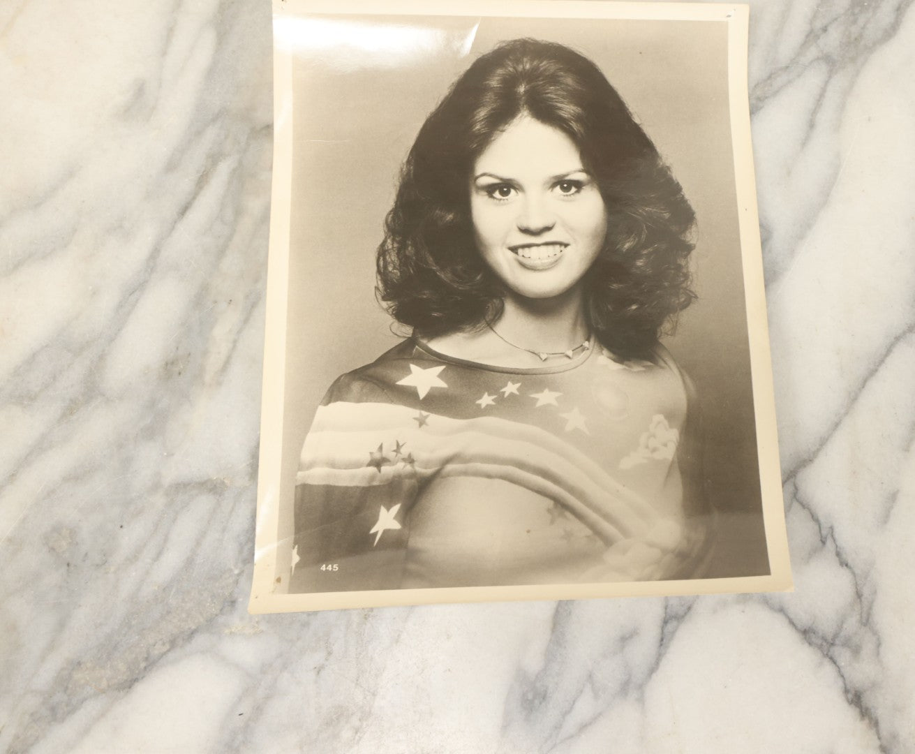 Lot 108 - Grouping Of 21 Vintage Promotional Press Photos Of Various Celebrities, Actors, Wrestlers, Etc., Including Farrah Fawcett, Bee Gees, Henry Winkler, Etc., Circa 1970s