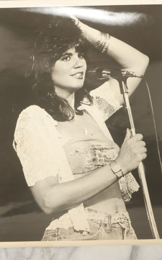 Lot 108 - Grouping Of 21 Vintage Promotional Press Photos Of Various Celebrities, Actors, Wrestlers, Etc., Including Farrah Fawcett, Bee Gees, Henry Winkler, Etc., Circa 1970s