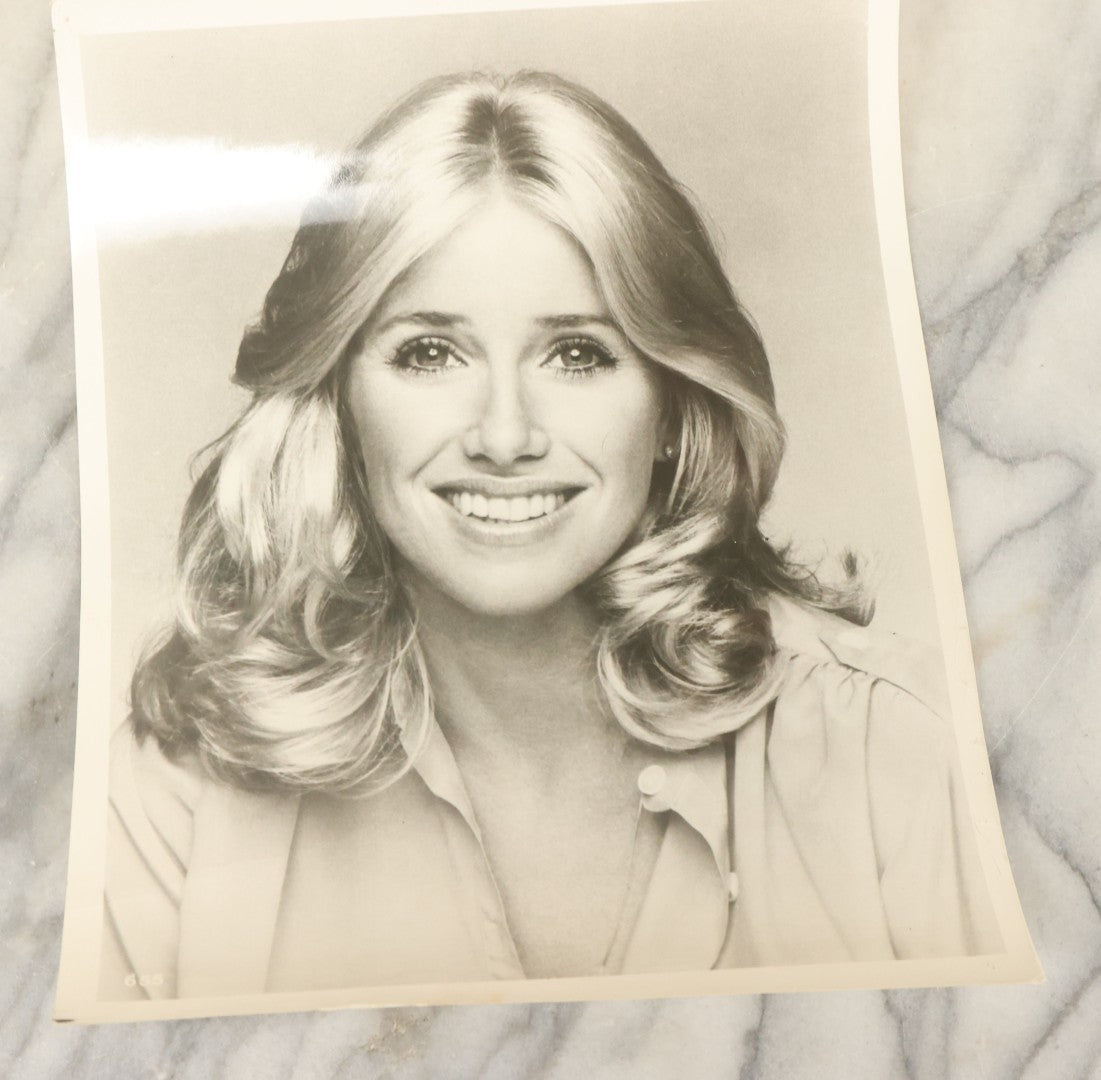 Lot 108 - Grouping Of 21 Vintage Promotional Press Photos Of Various Celebrities, Actors, Wrestlers, Etc., Including Farrah Fawcett, Bee Gees, Henry Winkler, Etc., Circa 1970s