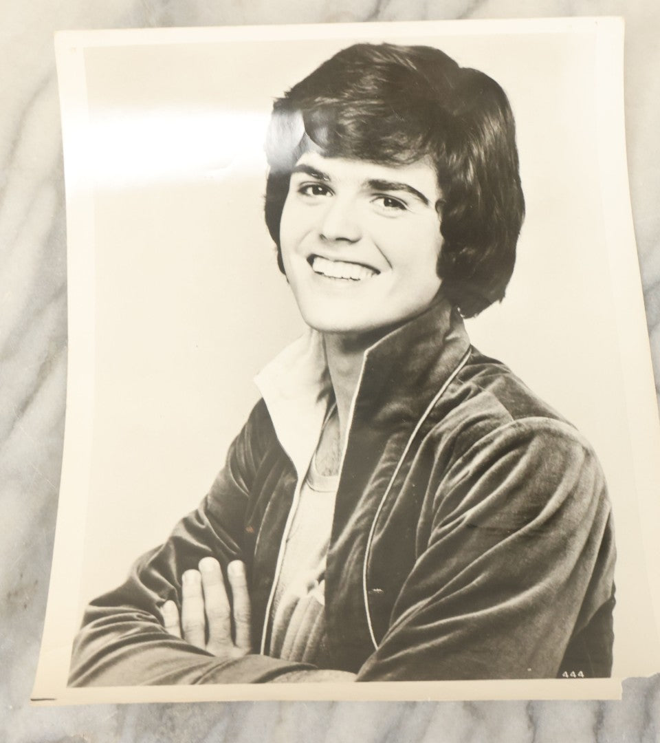 Lot 108 - Grouping Of 21 Vintage Promotional Press Photos Of Various Celebrities, Actors, Wrestlers, Etc., Including Farrah Fawcett, Bee Gees, Henry Winkler, Etc., Circa 1970s