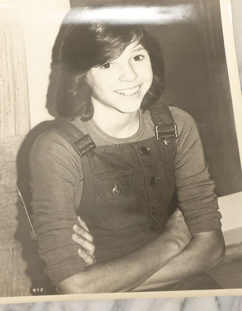 Lot 108 - Grouping Of 21 Vintage Promotional Press Photos Of Various Celebrities, Actors, Wrestlers, Etc., Including Farrah Fawcett, Bee Gees, Henry Winkler, Etc., Circa 1970s