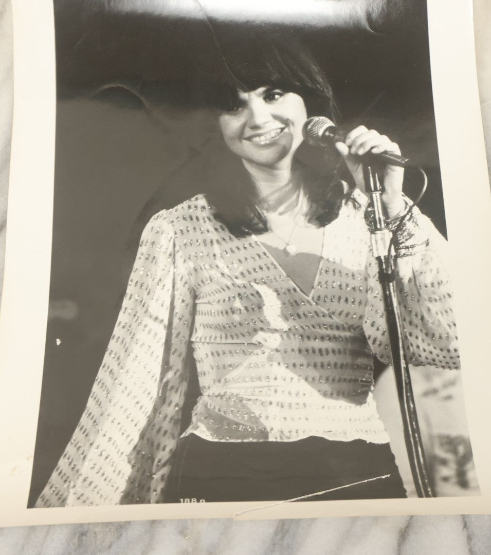 Lot 108 - Grouping Of 21 Vintage Promotional Press Photos Of Various Celebrities, Actors, Wrestlers, Etc., Including Farrah Fawcett, Bee Gees, Henry Winkler, Etc., Circa 1970s