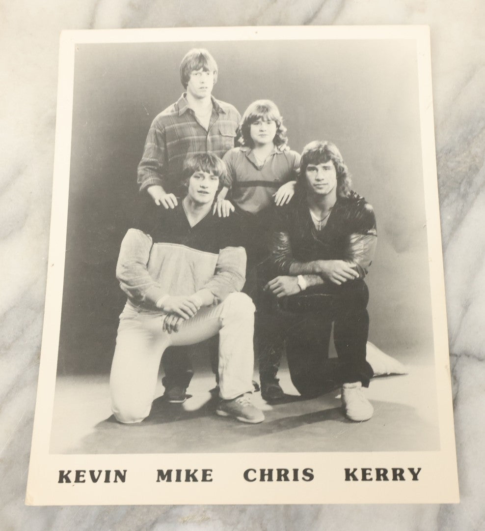 Lot 108 - Grouping Of 21 Vintage Promotional Press Photos Of Various Celebrities, Actors, Wrestlers, Etc., Including Farrah Fawcett, Bee Gees, Henry Winkler, Etc., Circa 1970s