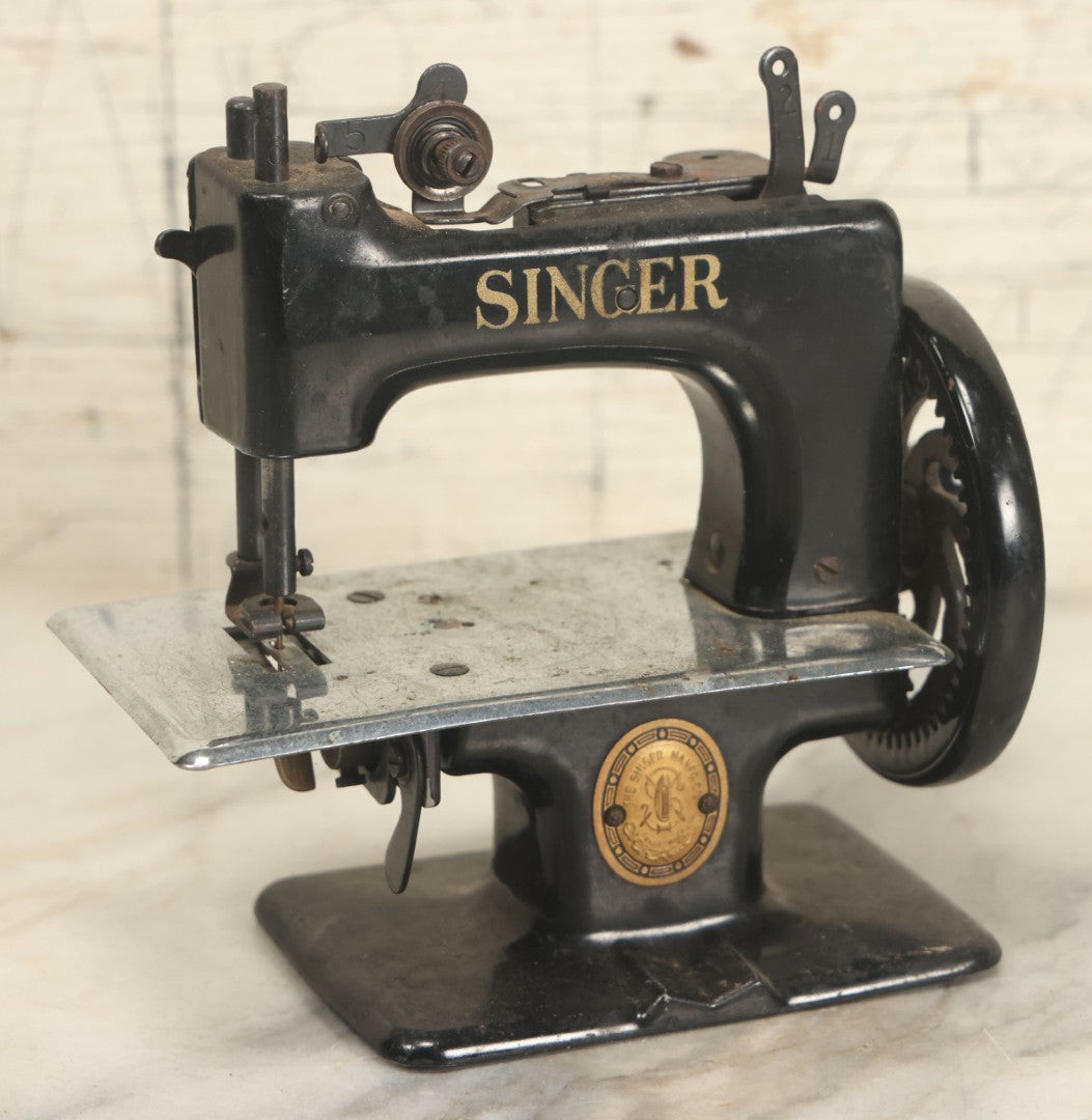 Lot 034 - Vintage Miniature Hand Crank Singer Sewing Machine, By The Singer Manufacturing Company, Unknown Model