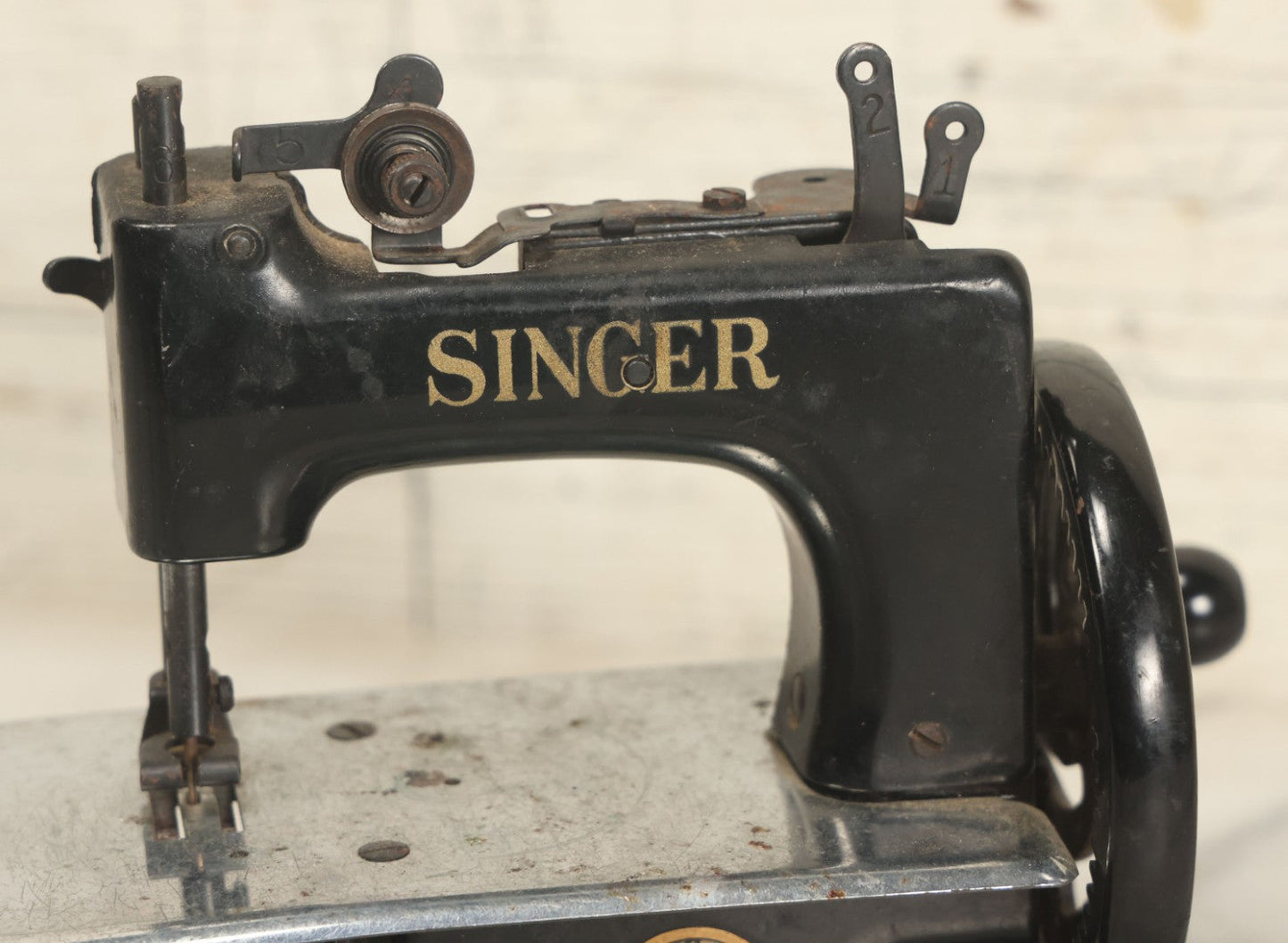 Lot 034 - Vintage Miniature Hand Crank Singer Sewing Machine, By The Singer Manufacturing Company, Unknown Model
