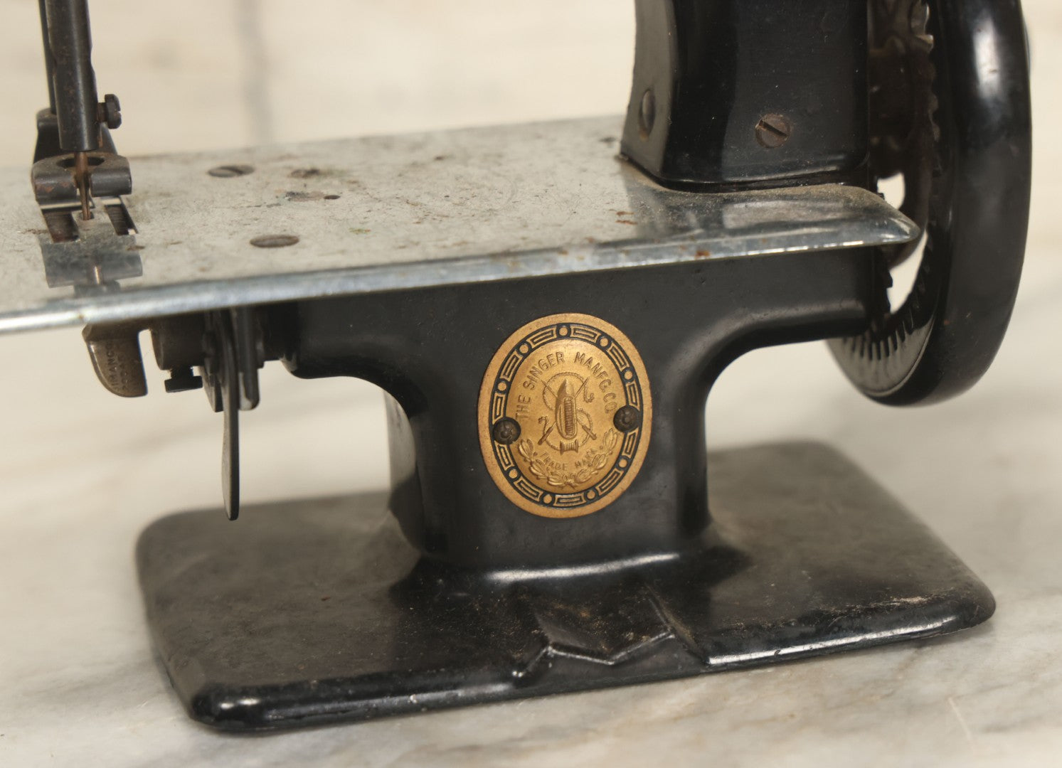 Lot 034 - Vintage Miniature Hand Crank Singer Sewing Machine, By The Singer Manufacturing Company, Unknown Model