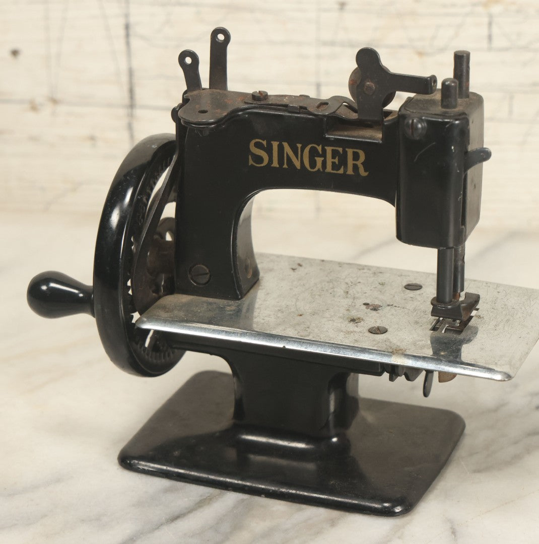 Lot 034 - Vintage Miniature Hand Crank Singer Sewing Machine, By The Singer Manufacturing Company, Unknown Model