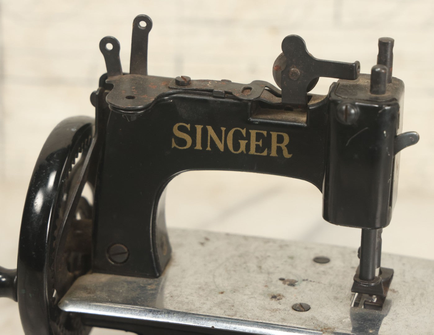 Lot 034 - Vintage Miniature Hand Crank Singer Sewing Machine, By The Singer Manufacturing Company, Unknown Model