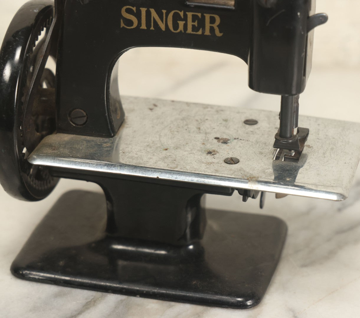 Lot 034 - Vintage Miniature Hand Crank Singer Sewing Machine, By The Singer Manufacturing Company, Unknown Model