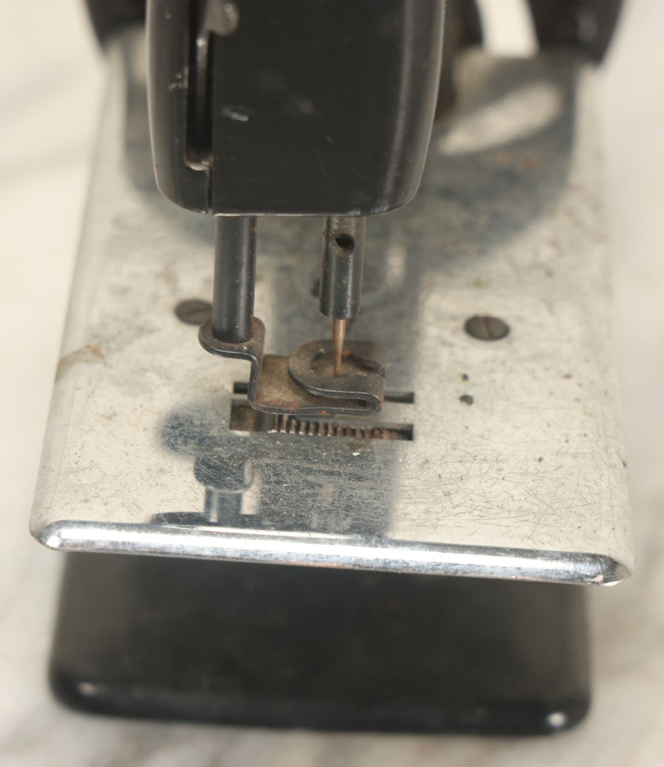 Lot 034 - Vintage Miniature Hand Crank Singer Sewing Machine, By The Singer Manufacturing Company, Unknown Model