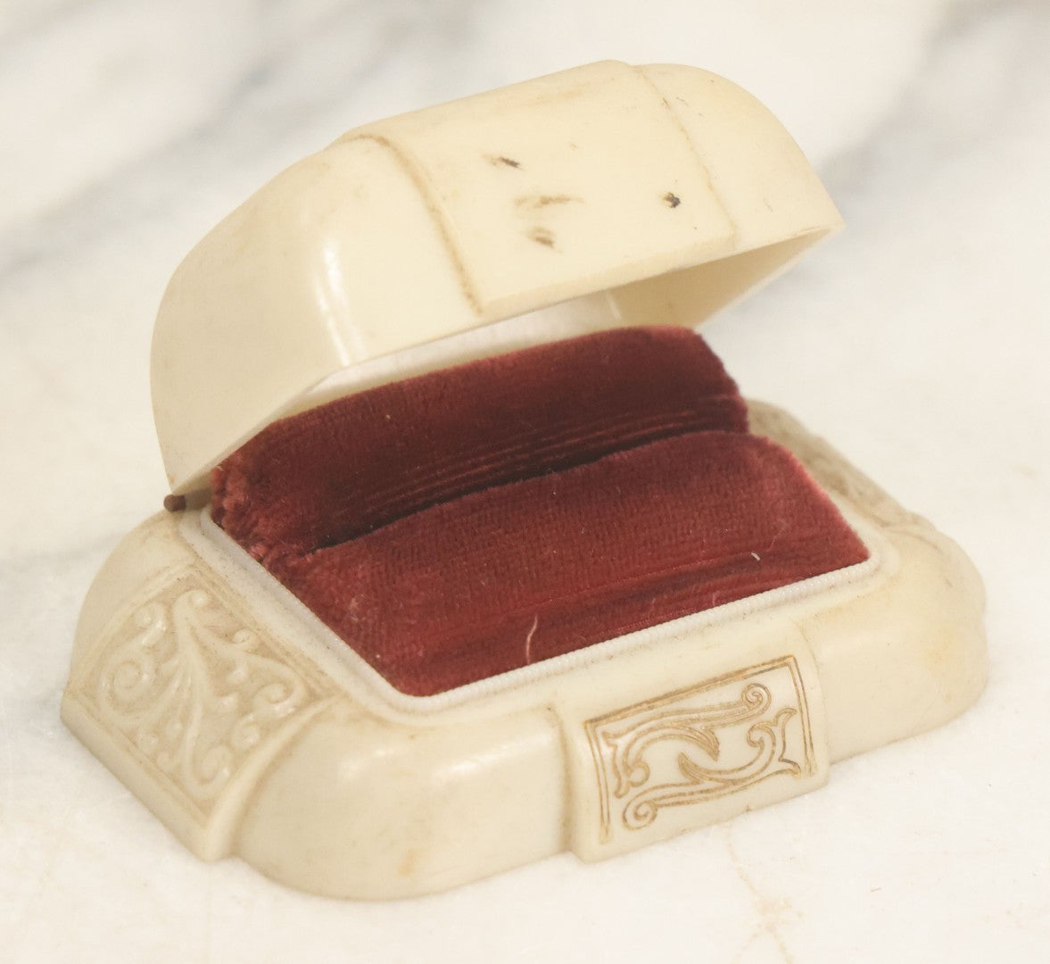 Lot 085 - Vintage Plastic Ring Box, Manufactured By Dennison, U.S.A., Patent No. 121879