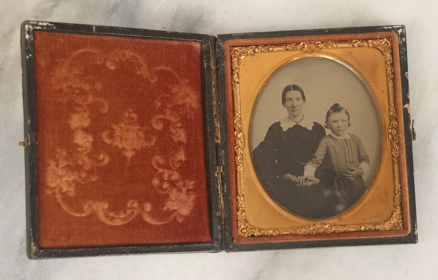Lot 087 - Antique 1/6th Plate Ambrotype Photograph Of A Woman And Her Young Child, In Full Leatherette Union Case