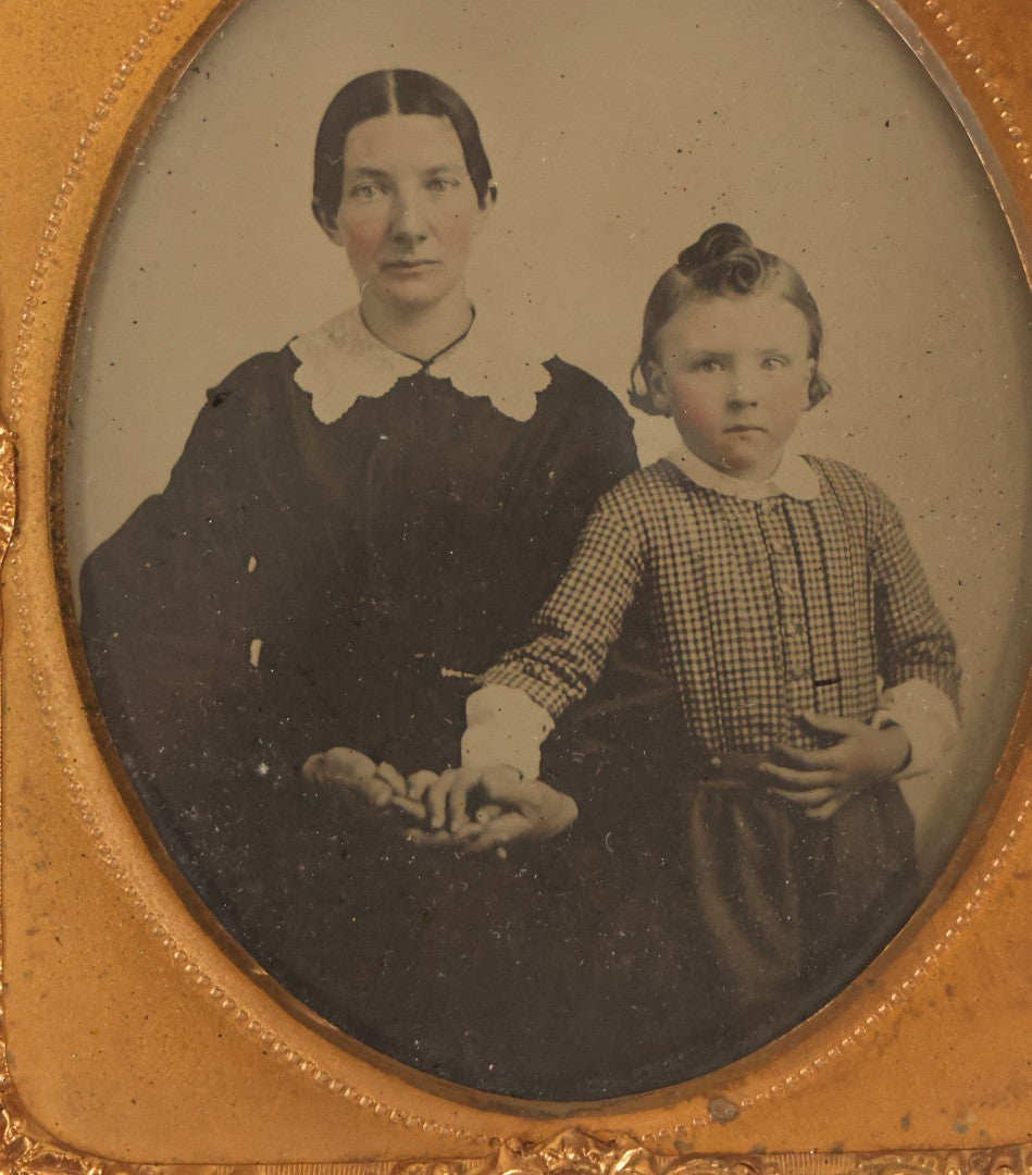 Lot 087 - Antique 1/6th Plate Ambrotype Photograph Of A Woman And Her Young Child, In Full Leatherette Union Case