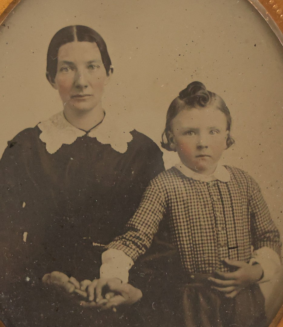 Lot 087 - Antique 1/6th Plate Ambrotype Photograph Of A Woman And Her Young Child, In Full Leatherette Union Case