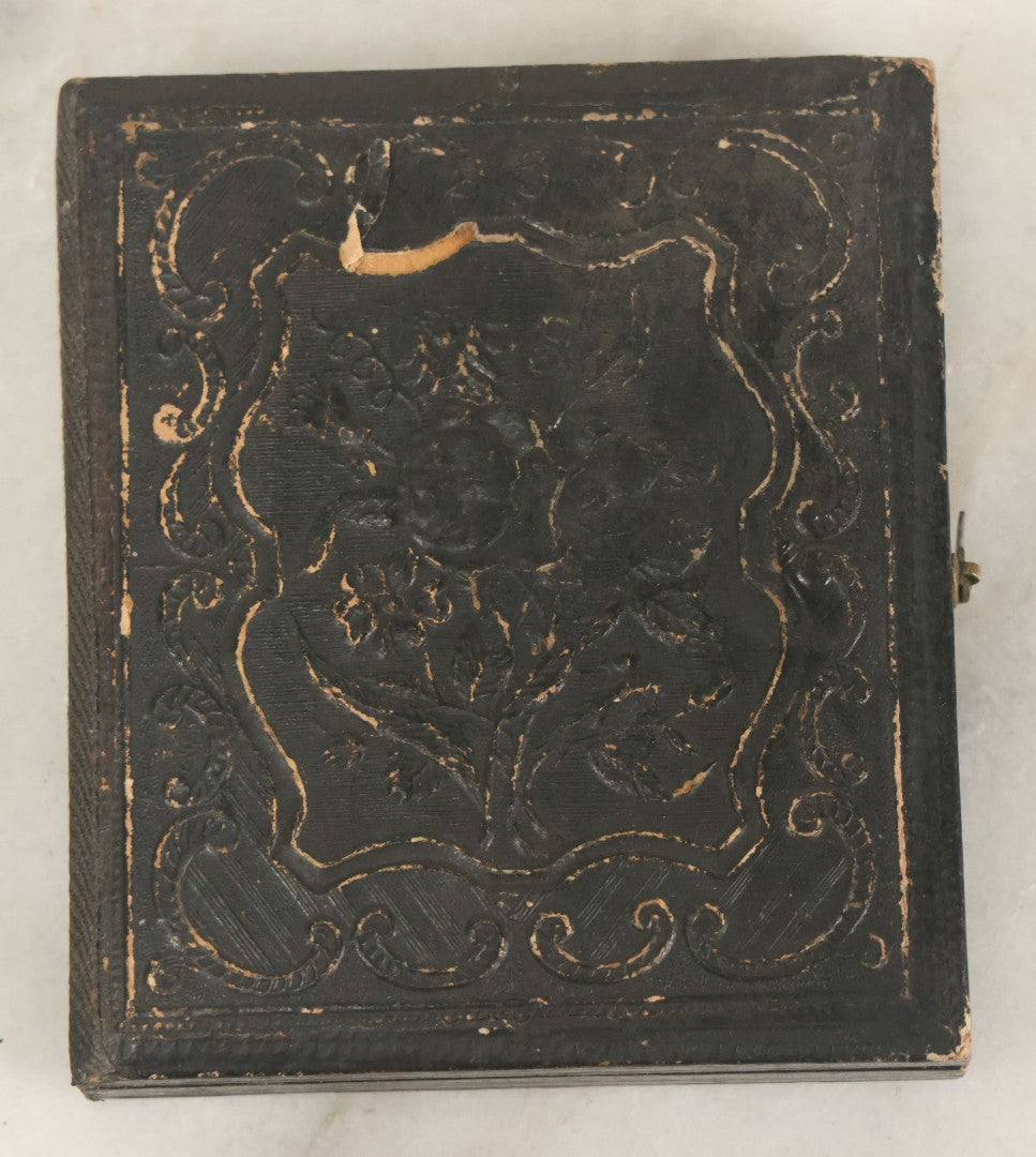 Lot 087 - Antique 1/6th Plate Ambrotype Photograph Of A Woman And Her Young Child, In Full Leatherette Union Case