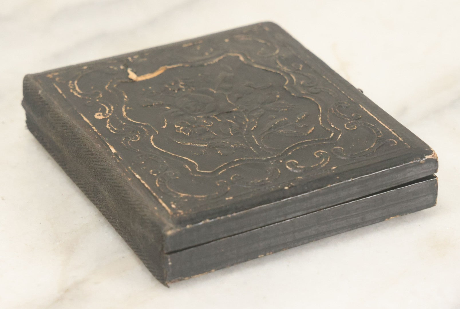 Lot 087 - Antique 1/6th Plate Ambrotype Photograph Of A Woman And Her Young Child, In Full Leatherette Union Case