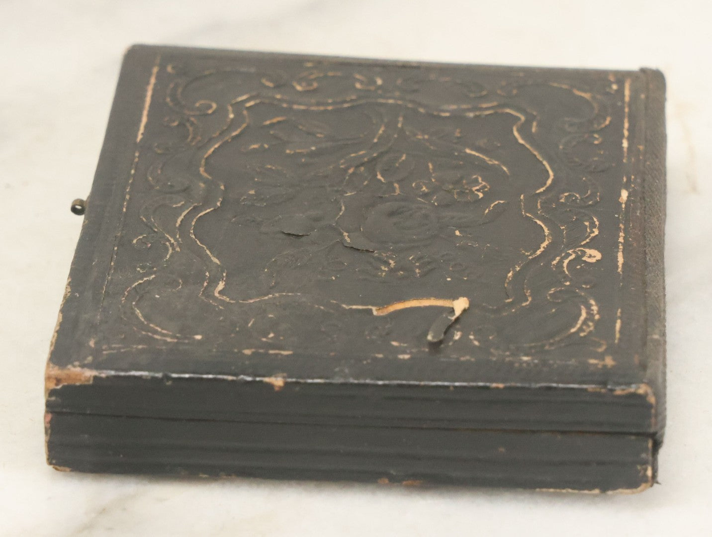 Lot 087 - Antique 1/6th Plate Ambrotype Photograph Of A Woman And Her Young Child, In Full Leatherette Union Case