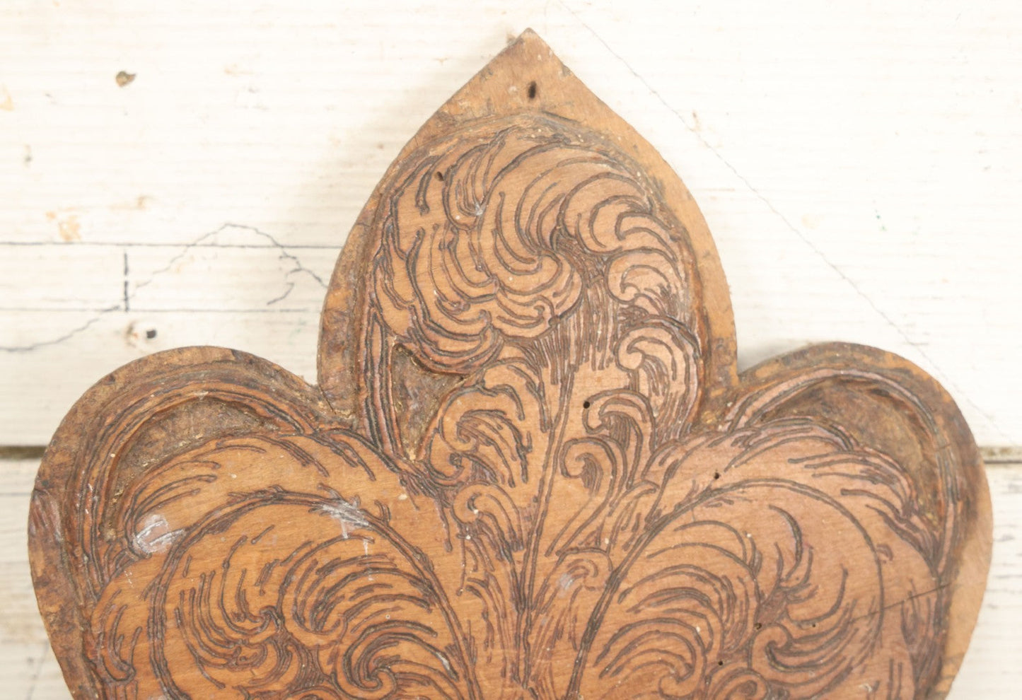 Lot 077 - Antique Wood Burned Pyrography Wall Hanging Plaque Fleur-De-Lis Tie Rack, Flemish Art Co., New York, No. 315, 8-1/4" x 12-3/4"