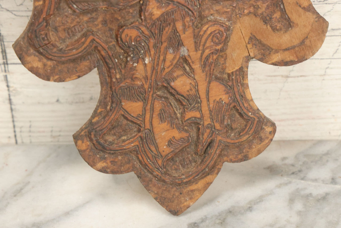 Lot 077 - Antique Wood Burned Pyrography Wall Hanging Plaque Fleur-De-Lis Tie Rack, Flemish Art Co., New York, No. 315, 8-1/4" x 12-3/4"